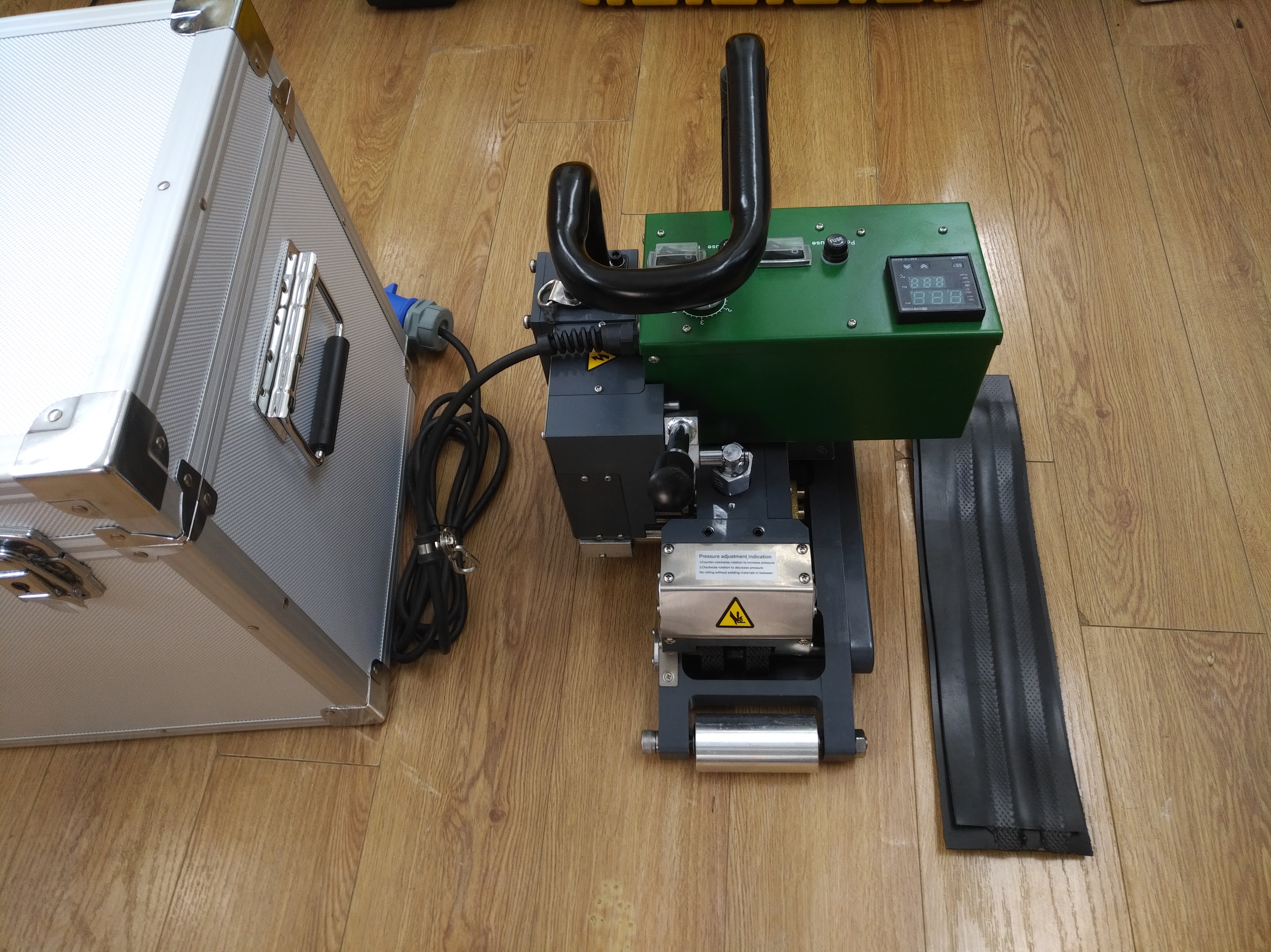 M&aacute;y h&agrave;n bạt nhựa d&agrave;y LST900