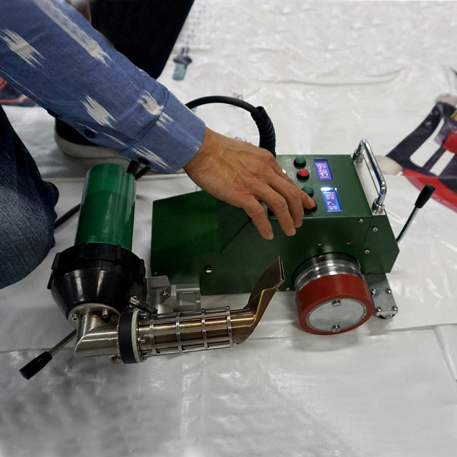 M&aacute;y h&agrave;n bạt nhựa LST UME trong h&agrave;n bạt biển quảng c&aacute;o