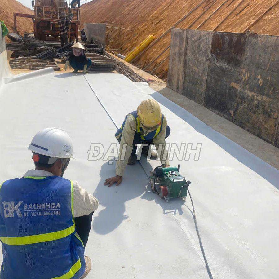 M&aacute;y h&agrave;n m&agrave;ng nhựa chống thấm LST UME h&agrave;n tại c&ocirc;ng trinh