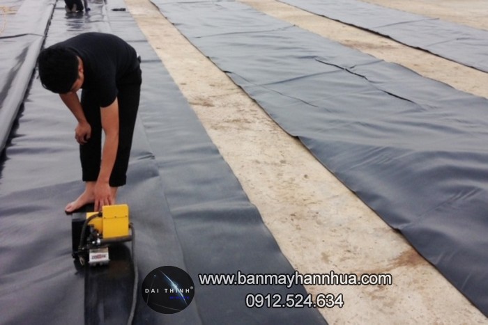 Sử dụng m&aacute;y h&agrave;n nhựa Demtech để h&agrave;n bạt l&oacute;t ao nu&ocirc;i t&ocirc;m